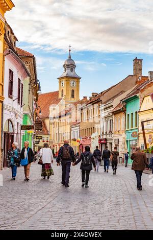 Rumänien, Brasov. Häuser mit Arkaden und Terrakotta-Dach aus dem 16. Jahrhundert und enge Gassen. (Nur Für Redaktionelle Zwecke) Stockfoto