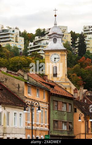 Rumänien, Brasov. Steepled Buildings, 16.-17. Jahrhundert. Arkaden mit Architektur, Häuser mit Terrakotta-Dach und enge Gassen. Stockfoto