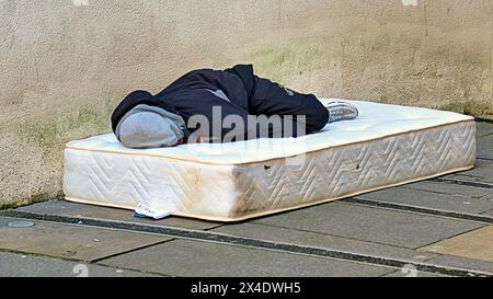 Glasgow, Schottland, Großbritannien. 2. Mai 2024: UK Weather: Sonniges sommerliches Wetter im Stadtzentrum sah Obdachlose auf einer Matratze im Stil der Stadt. Credit Gerard Ferry/Alamy Live News Stockfoto