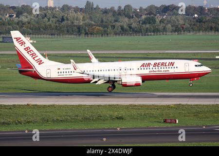 Deutsche Air Berlin Boeing 737-800 mit Registrierung D-ABAV im kurzen Finale für den Flughafen Düsseldorf Stockfoto