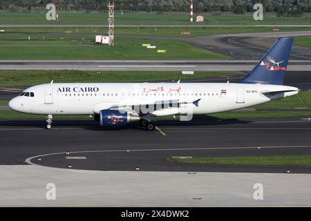 Egyptian Air Cairo Airbus A320-200 mit Kennzeichen SU-BPU auf dem Rollweg am Flughafen Düsseldorf Stockfoto