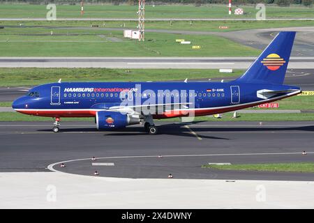 Deutsch Hamburg International Airbus A319-100 mit Kennzeichen D-AHIK auf dem Rollweg am Flughafen Düsseldorf Stockfoto