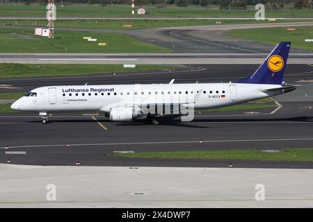 Deutsche Lufthansa Regional Embraer ERJ-190 mit Registrierung D-AECA auf dem Rollweg am Flughafen Düsseldorf Stockfoto