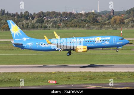 Deutsche TUIfly Boeing 737-800 mit der Registrierung D-AHFZ in spezieller ARD-Fernsehlotterie-Lackierung im kurzen Finale für den Flughafen Düsseldorf Stockfoto