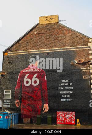 England, Liverpool – 29. Dezember 2023: Ein Wandbild an einem Haus in der Sybil Road zeigt Trent Alexander-Arnold, den aktuellen Vize-Kapitän des Liverpool FC. Stockfoto