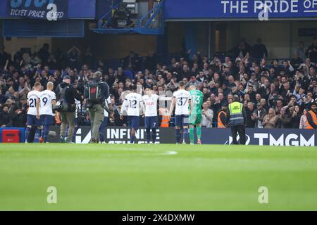 Stamford Bridge, Chelsea, London, Großbritannien. Mai 2024. Premier League Football, Chelsea gegen Tottenham Hotspur; das Team der Tottenham Hotspur-Spieler dringt vor ihren Fans zusammen. Beschreibung: Action Plus Sports/Alamy Live News Stockfoto