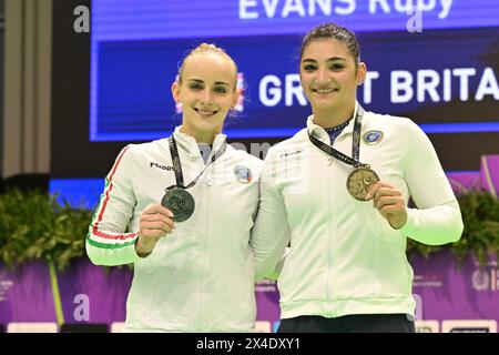 Rimini, Italien. Mai 2024. Medaillenzeremonie: Manila Esposito (ITA) GOLD, Alice D'Amato (ITA) Silber, während der europäischen Meisterschaft im Kunstturnen - Frauen, Turnen in Rimini, Italien, 02. Mai 2024 Credit: Unabhängige Fotoagentur/Alamy Live News Stockfoto