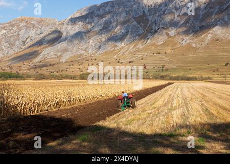 Rumänien, Siebenbürgen. Traktor pflügt Felder vor dem Pflanzen. (Nur Für Redaktionelle Zwecke) Stockfoto