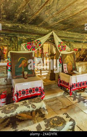 Rumänien, Maramures County, Surdesti. Ostorthodoxe Kirche Lemn. Historische Holzkirchen. UNESCO-Weltkulturerbe. Stockfoto