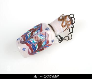 Antik Ende 19. Jh. Flasche und Stopfen mit venezianischem Duft in Pink, Rot, Blau und weiß. Stockfoto