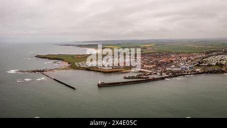 Luftlandschaftspanorama des beliebten Ferienorts Seahouses Stadt und Hafen in Northumberland, Großbritannien Stockfoto