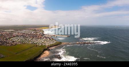 Luftlandschaftspanorama des beliebten Ferienorts Seahouses Stadt und Hafen mit großen Caravan Parks für Badeurlaub in Northumberland Stockfoto