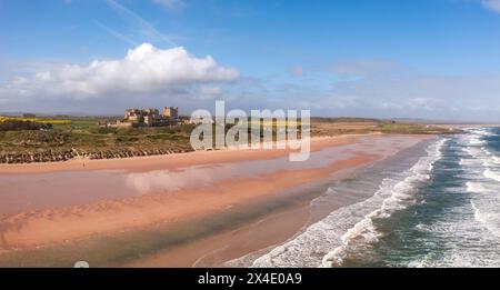 BAMBURGH CASTLE, NORTHUMBERLAND, GROSSBRITANNIEN - 23. APRIL 2024. Panoramablick auf das Schloss Bamburgh und die Sanddünen am wunderschönen Strand entlang der Insel Stockfoto