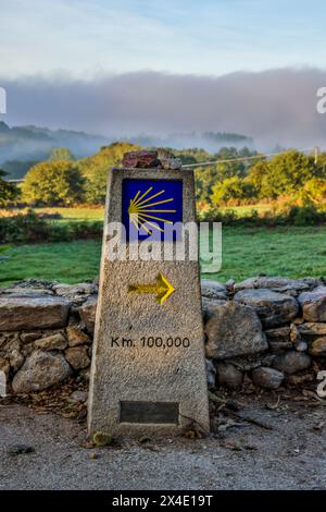 Spanien, Galicien. 100 km-Markierung, die Mindestentfernung, die man gehen muss, um ein Compostela (Zertifikat) bei der Ankunft in Santiago zu erhalten Stockfoto