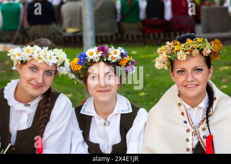 Menschen, die traditionelle Blumenkostüme für das Sommerfest in Jurmala in Lettland in Osteuropa tragen Stockfoto