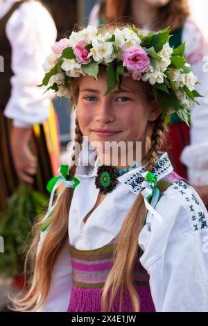 Menschen, die traditionelle Blumenkostüme für das Sommerfest in Jurmala in Lettland in Osteuropa tragen Stockfoto