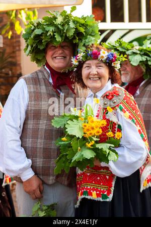 Menschen, die traditionelle Blumenkostüme für das Sommerfest in Jurmala in Lettland in Osteuropa tragen Stockfoto