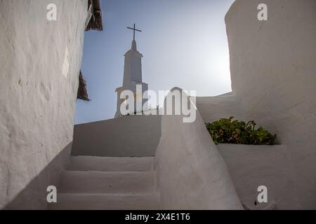 Rincón encantador del Pintoresco y blanco pueblo de Binibeca Vell, con algunas escaleras y la iglesia en el fondo. Menorca, España Stockfoto