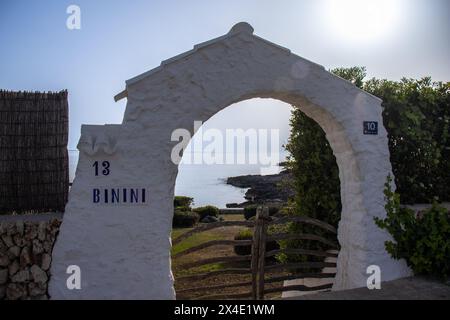 Arco blanco a través del cual se verel mar, cerca de la ciudad de Binibeca Vell. Menorca, España Stockfoto