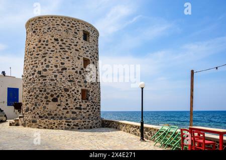 Alte griechische Windmühle im Dorf Mandraki auf der Insel Nisyros, Griechenland Stockfoto