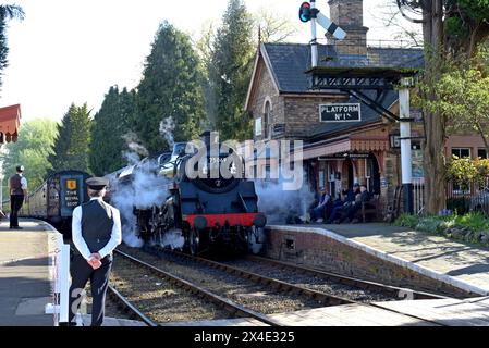 Ex BR Standard 4MT 4-6-0 Dampflok 75069 Abfahrt Hampton Loade Station, Severn Valley Railway auf der Spring Gala, 19. April 2024 Stockfoto