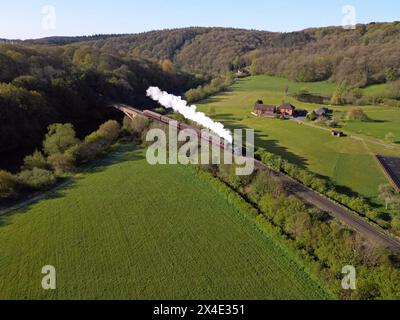 Ex Great Western Railway Dampflok 7714 überquert den Fluss Severn bei der Severn Valley Railway Spring Gala, 19. April 2024 Stockfoto