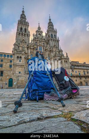Spanien, Galicien. Santiago de Compostela, die Symbole der Pilger auf dem Jakobsweg, Rucksack, Wanderstöcke, Muscheln und gut getragene Schuhe Stockfoto