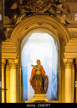 Statue in der Kathedrale von Santiago de Compostela. Stockfoto