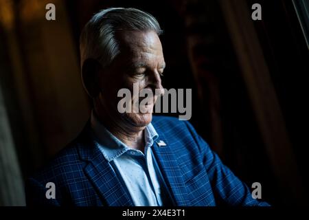 Washington, USA. Mai 2024. Senator Tommy Tuberville (R-AL) verlässt das US-Kapitol, nachdem er am Donnerstag, den 2. Mai in Washington, DC, eine Stimme abgegeben hat. 2024. (Graeme Sloan/SIPA USA) Credit: SIPA USA/Alamy Live News Stockfoto