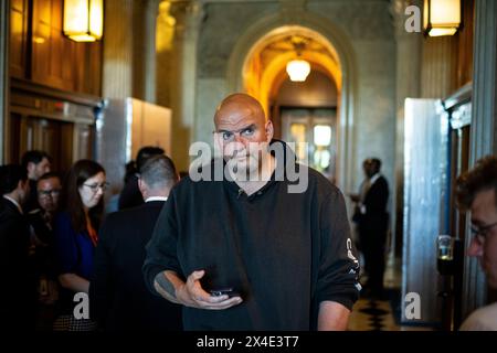 Washington, USA. Mai 2024. Senator John Fetterman (D-PA) geht bei einer Senatsabstimmung am Donnerstag, den 2. Mai in Washington, DC, durch das US-Kapitol. 2024. (Graeme Sloan/SIPA USA) Credit: SIPA USA/Alamy Live News Stockfoto