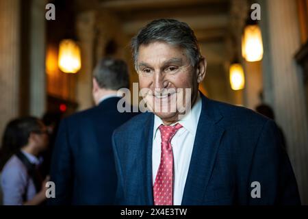 Washington, USA. Mai 2024. Senator Joe Manchin (D-W.V.) verlässt das US-Kapitol, nachdem er am Donnerstag, den 2. Mai in Washington, DC, eine Stimme abgegeben hatte. 2024. (Graeme Sloan/SIPA USA) Credit: SIPA USA/Alamy Live News Stockfoto