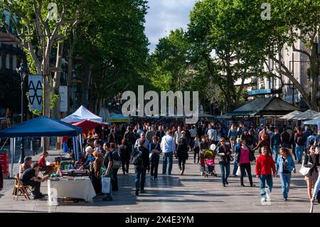 Touristen, die entlang der Rambla spazieren. La Rambla, Barcelona, Katalonien, Spanien. Stockfoto