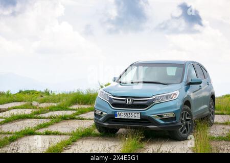 Mnt. Runa, Ukraine - May 22, 2019: Beliebte Familie SUV in die Berge an einem bewölkten Tag. 4. Generation des Honda CR-V, in blauer Farbe. Allradantrieb veh Stockfoto