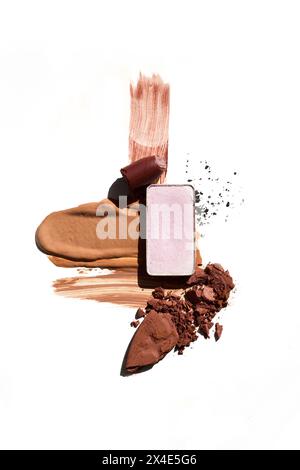 Künstlerisches Make-up-Display auf weißem Hintergrund Stockfoto