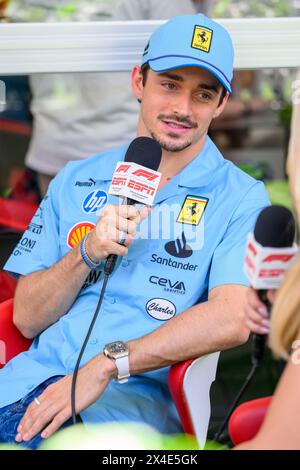 Mai 2024; Miami International Autodrome, Miami, Florida, USA; Formel 1 Crypto.com Grand Prix von Miami 2024; Tag der Ankunft und Inspektion; Charles Leclerc, Fahrer der Scuderia Ferrari aus Monaco, spricht mit den Medien im Team Village. Stockfoto