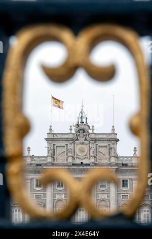 Königspalast von Madrid, die offizielle Residenz der spanischen Königsfamilie, durch die eisernen Tore vor dem Armory Square Stockfoto