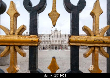 Königspalast von Madrid, die offizielle Residenz der spanischen Königsfamilie, durch die eisernen Tore vor dem Armory Square Stockfoto