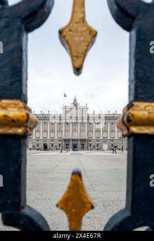 Königspalast von Madrid, die offizielle Residenz der spanischen Königsfamilie, durch die eisernen Tore vor dem Armory Square Stockfoto