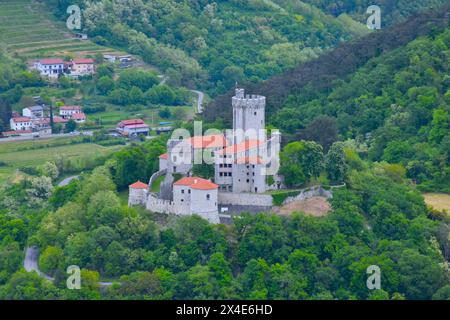 Blick auf das Schloss Rihemberk bei Branik in primorska, Slowenien Stockfoto