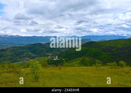 Blick auf das Vipava-Tal und das Trnovo-Waldplateau und den Burgbalg Rihemberk von Kras in Primorska, Slowenien Stockfoto