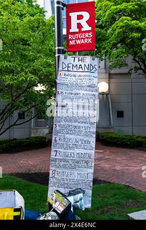 Newark, New Jersey, USA, 2. Mai 2024. Studenten der Rutgers University-Newark errichteten ein palästinensisches Solidaritätslager. Studenten haben Forderungen nach einer Veräußerung vom israelischen Militär und der Besetzung Palästinas gekoppelt und Rutgers aufgefordert, bedeutende Investitionen in öffentliche Wohnungen, kostenlose Gesundheitsversorgung und Unterricht und andere Dienstleistungen für Newark-Bewohner zu tätigen. Newarks Armutsquote ist die achtthöchste im Bundesstaat, während New Jersey laut aktuellen Studien das dritthöchste Durchschnittseinkommen in den USA hat. Stockfoto