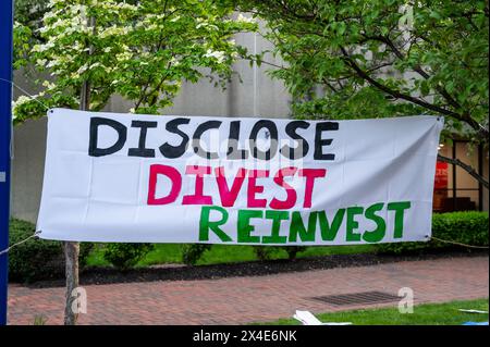 Newark, New Jersey, USA, 2. Mai 2024. Studenten der Rutgers University-Newark errichteten ein palästinensisches Solidaritätslager. Studenten haben Forderungen nach einer Veräußerung vom israelischen Militär und der Besetzung Palästinas gekoppelt und Rutgers aufgefordert, bedeutende Investitionen in öffentliche Wohnungen, kostenlose Gesundheitsversorgung und Unterricht und andere Dienstleistungen für Newark-Bewohner zu tätigen. Newarks Armutsquote ist die achtthöchste im Bundesstaat, während New Jersey laut aktuellen Studien das dritthöchste Durchschnittseinkommen in den USA hat. Stockfoto