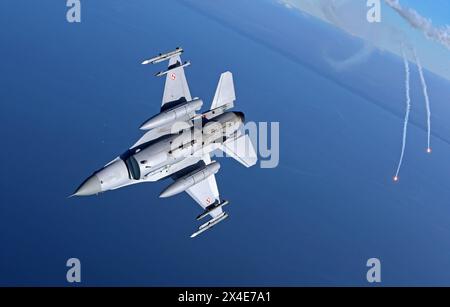 Ein Kampfflugzeug vom Typ Lockheed Martin F-16 Fighting Falcon der polnischen Luftwaffe bei einer Übung. NATO-Luftpolizei über der Danziger Bucht, Ostsee, Polen. Polen *** Ein Lockheed Martin F 16 Kampfflugzeug der polnischen Luftwaffe während einer NATO-Luftpolizeiübung über der Bucht von Danzig, Ostsee, Polen Stockfoto