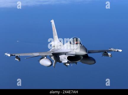 Ein Kampfflugzeug vom Typ Lockheed Martin F-16 Fighting Falcon der polnischen Luftwaffe bei einer Übung. NATO-Luftpolizei über der Danziger Bucht, Ostsee, Polen. Polen *** Ein Lockheed Martin F 16 Kampfflugzeug der polnischen Luftwaffe während einer NATO-Luftpolizeiübung über der Bucht von Danzig, Ostsee, Polen Stockfoto