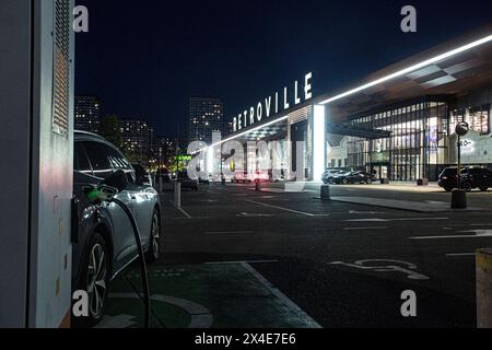 Laden von Elektrofahrzeugen an einer stationären Ladestation in der Nähe des Einkaufszentrums Retroville in Kiew. Riesige 3.245 Parkplätze Stockfoto