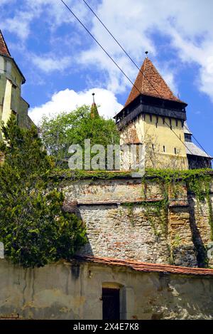 Alte Festung im siebenbürgischen Dorf Biertan - Türme und Mauern einer befestigten Kirche Stockfoto