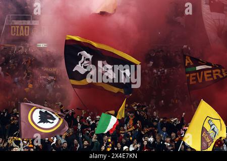 Neapel, Italie. Mai 2024. Anhänger der Roma während der UEFA Europa League, Halbfinale, 1. Leg-Fußballspiel zwischen AS Roma und Bayer Leverkusen am 2. Mai 2024 im Stadio Olimpico in Rom, Italien - Foto Federico Proietti/DPPI Credit: DPPI Media/Alamy Live News Stockfoto