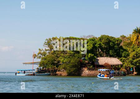 Ein Boot voller Touristen auf dem Nicaragua-See. Nicaraguasee, Nicaragua. Stockfoto