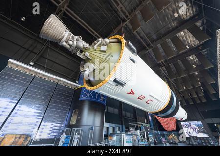 Rocketdyne J-2-Triebwerk auf S-IVB (Saturn V Dritte Stufe) der Saturn V Moon Rocket. Davidson Center for Space Exploration: Saturn V Hall. US-Raumfahrt und RO Stockfoto