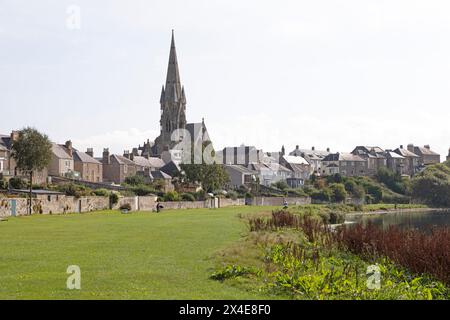 Die Kelso North Parish Church thront über Gebäuden am Fluss am Cobby in Kelso, Schottland. Entworfen von Frederick T. Pilkington, The Church of Scotland Stockfoto